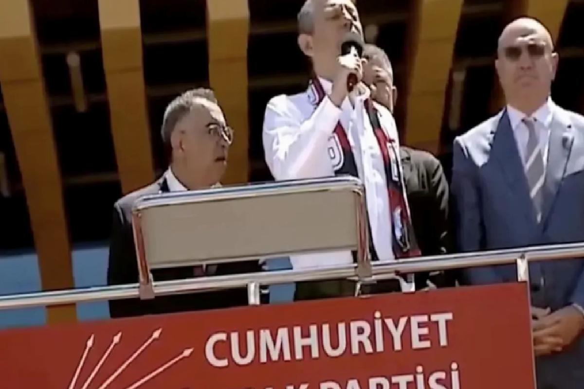 Özgür Özel’in Van mitingine damga vuran çıkış: Sırrı Süreyya Başkan’ın ruhu için…