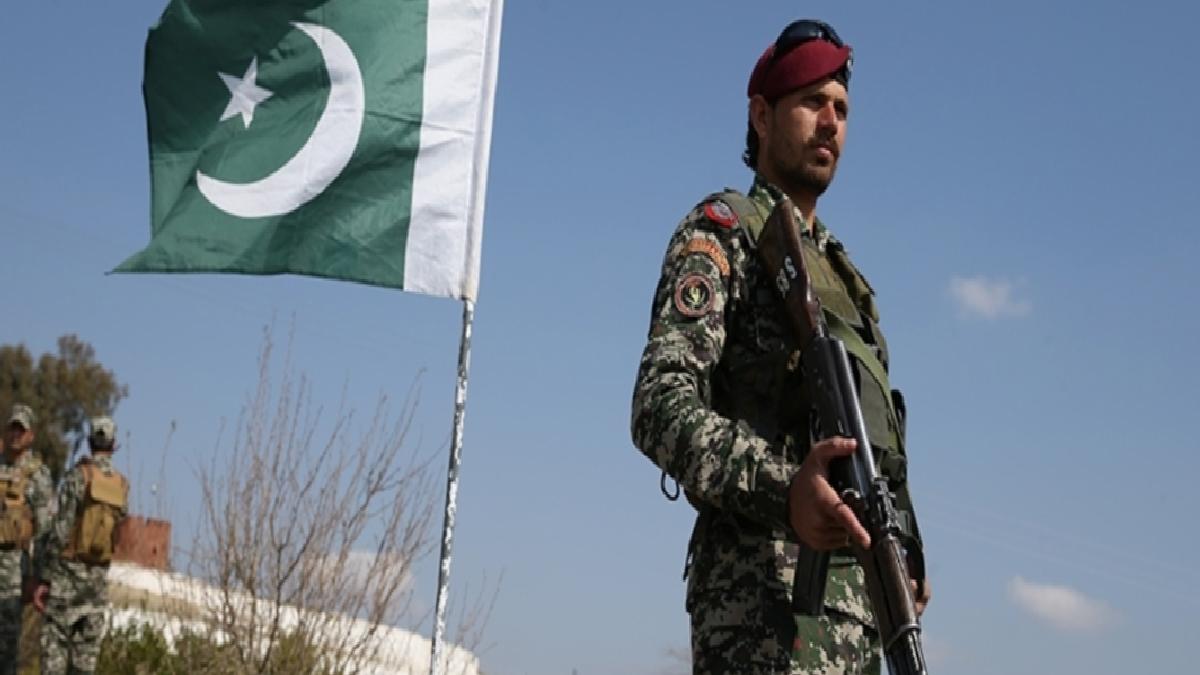 Pakistan’da askeri araca bombalı taarruz düzenlendi