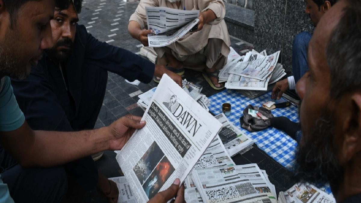 Pakistan’da gazeteler Hindistan’ın akınlarını manşet yaptı