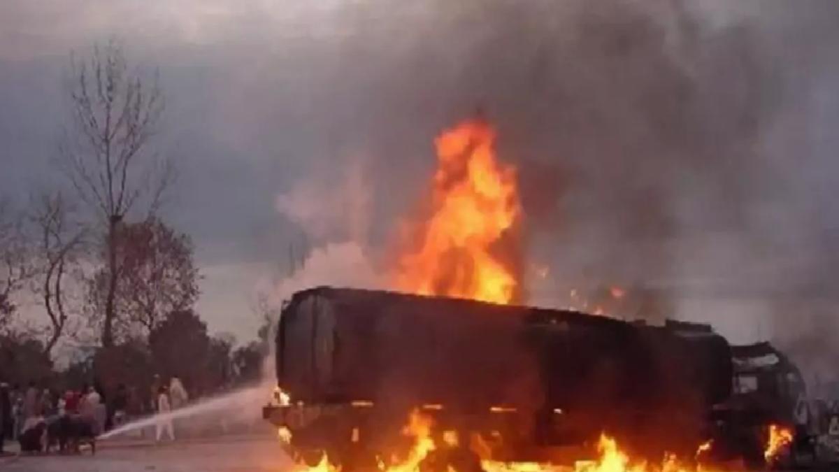 Pakistan’da yakıt tankeri patladı: 19 meyyit