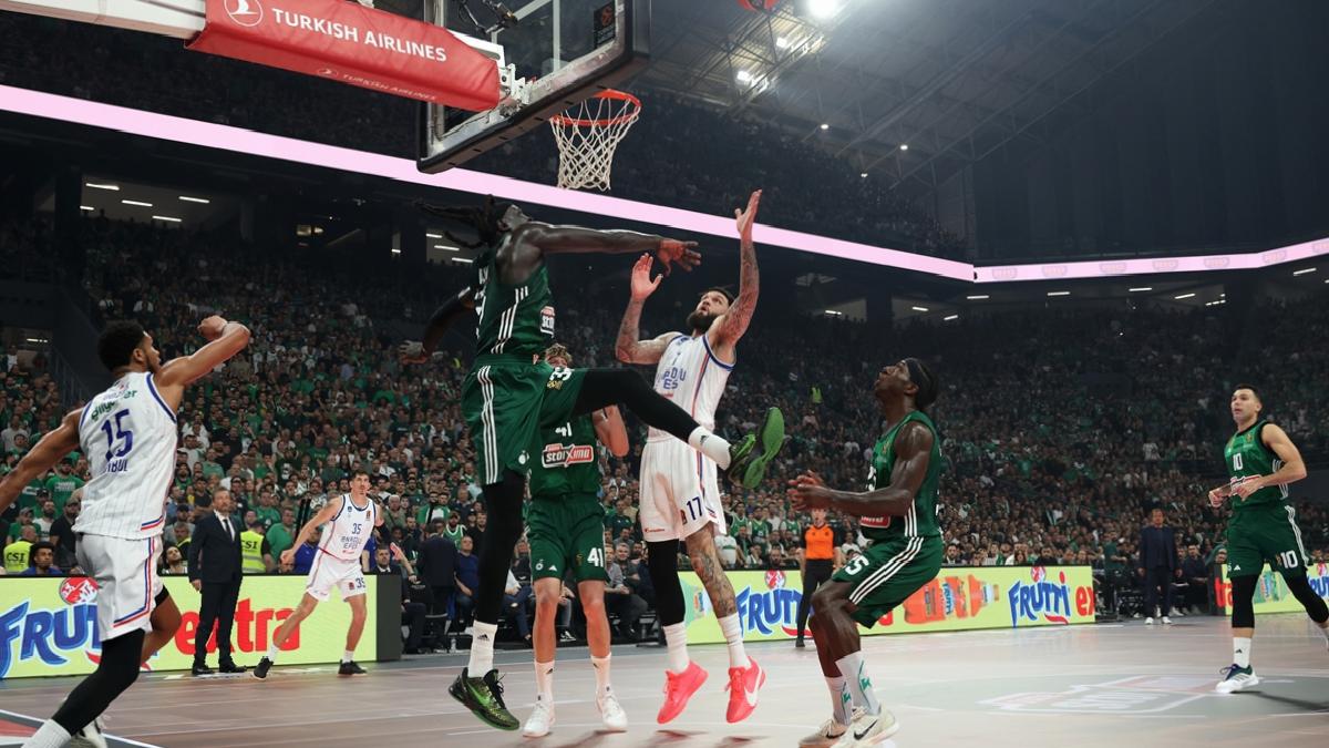 Panathinaikos son maçta Anadolu Efes’i yıktı