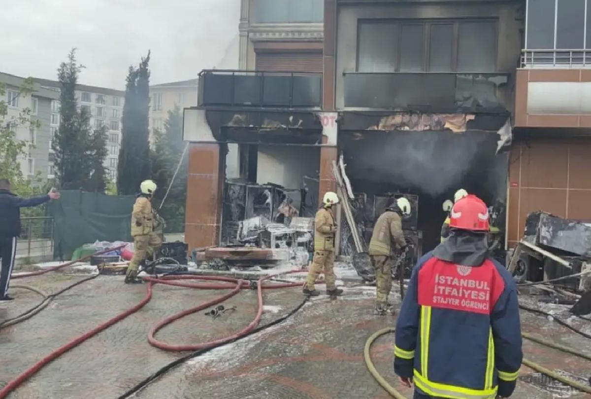 Pendik’te Yangın: İş Yeri Kullanılamaz Hale Geldi