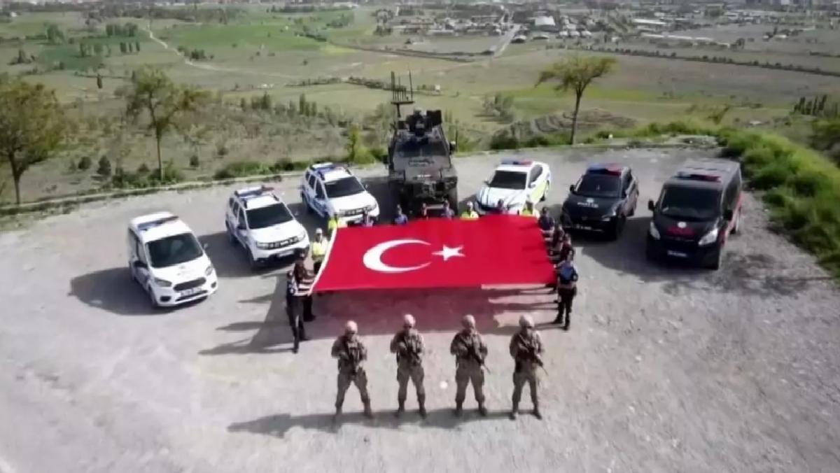 Polisten Gençlere Bayram Klibi