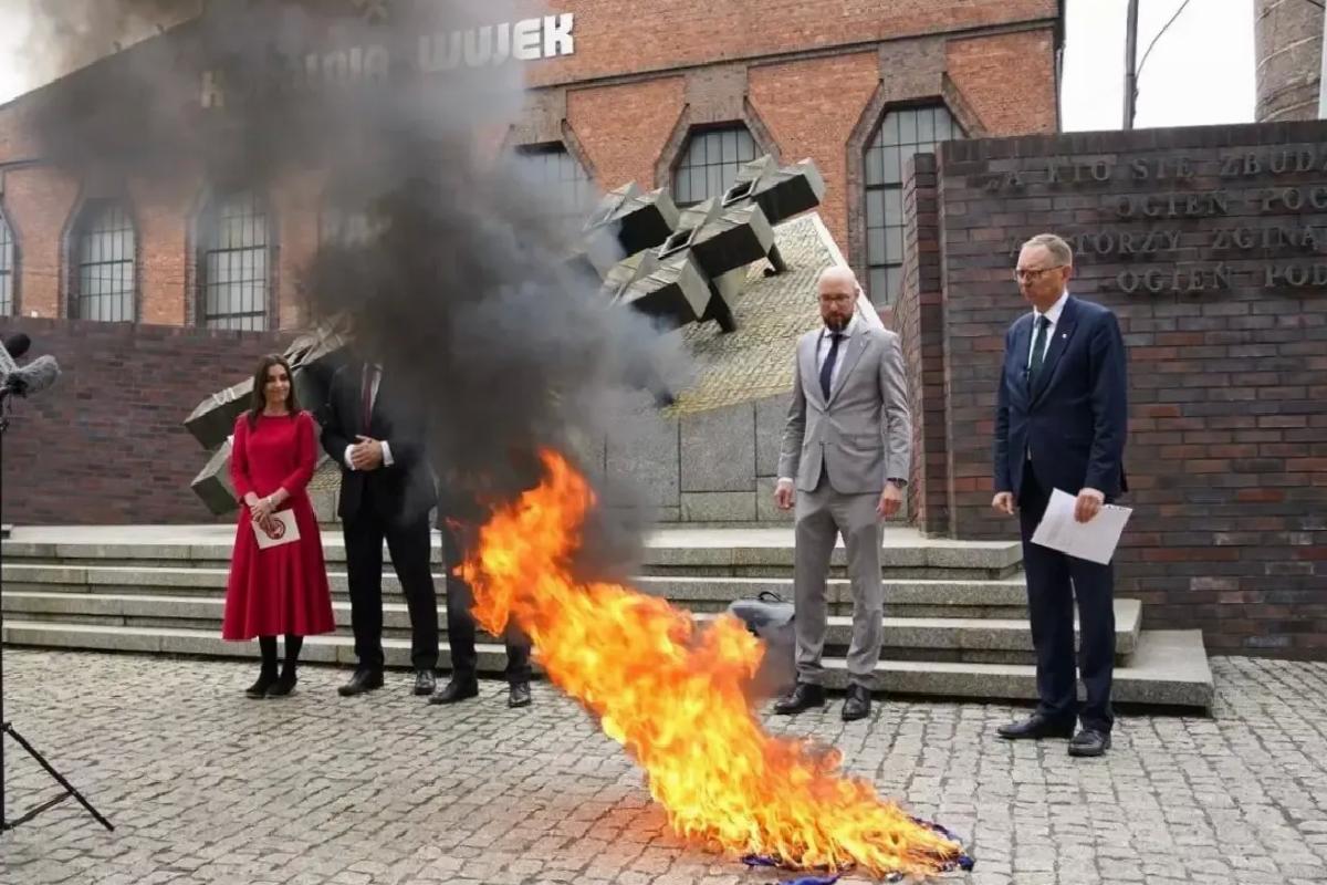 Polonya’da cumhurbaşkanı adayından ilgin protesto! AB bayrağıyla ayakkabılarını sildi