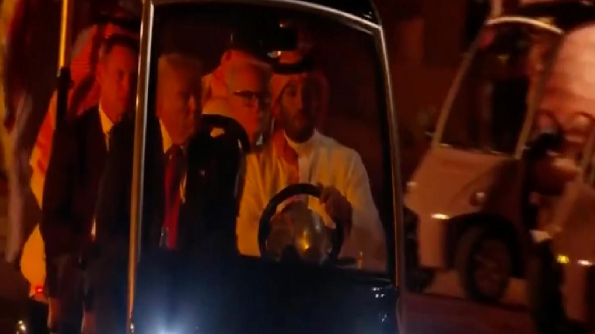 Prens Selman, konuğu Donald Trump’ı golf otomobiliyle yemeğe götürdü