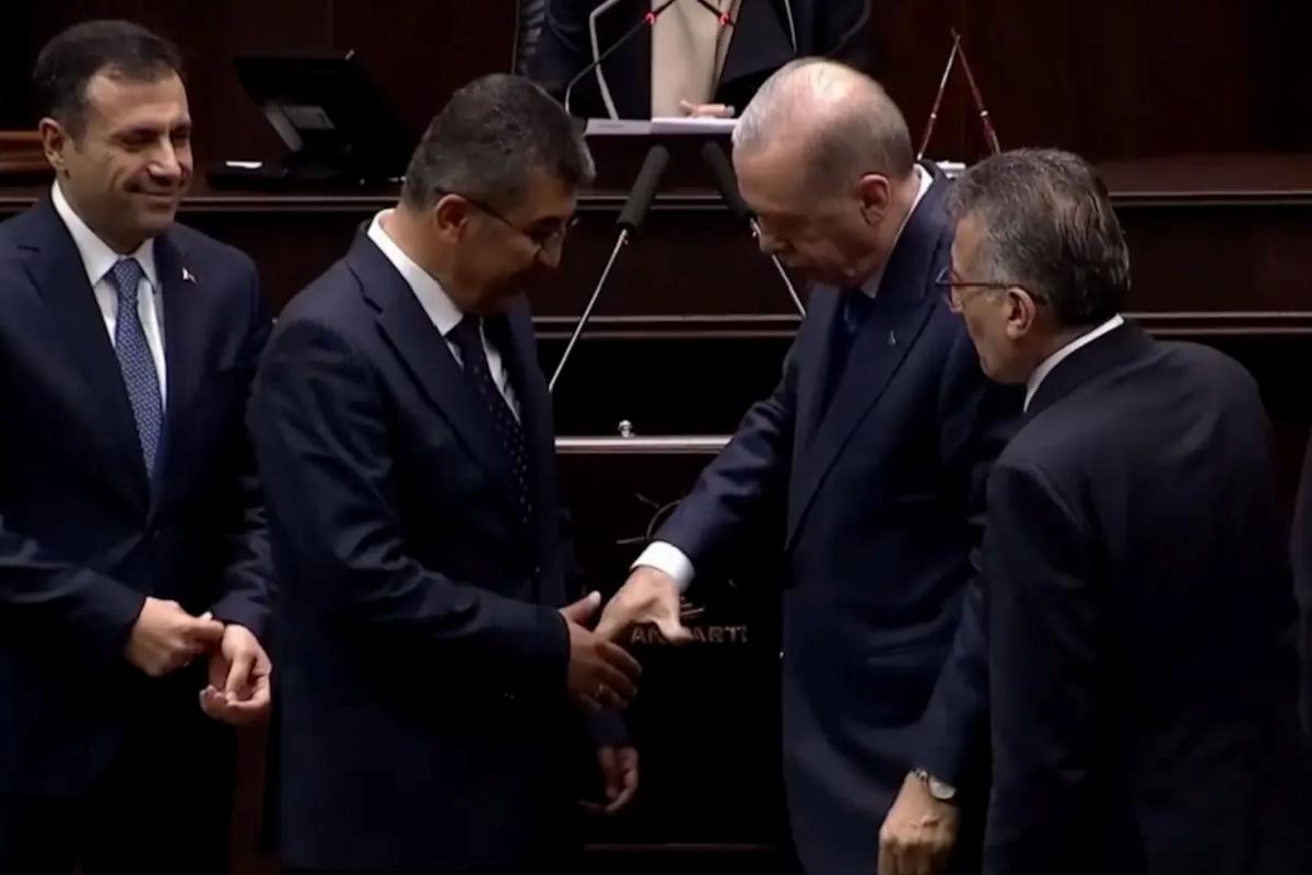 Rozet takma merasimine Erdoğan’ın sorusu damga vurdu: Hangi partiden, nereden geldi?