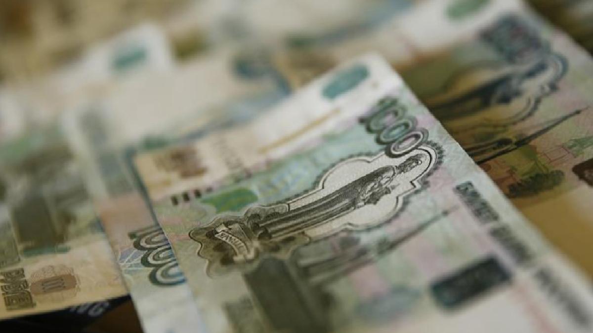 Ruble, dolar karşısında güçlenmeye devam ediyor