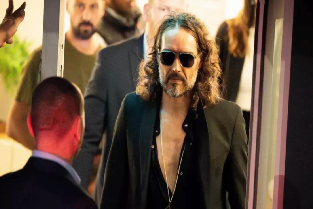 Russell Brand, tecavüz ve cinsel akın suçlamalarıyla mahkemeye çıktı