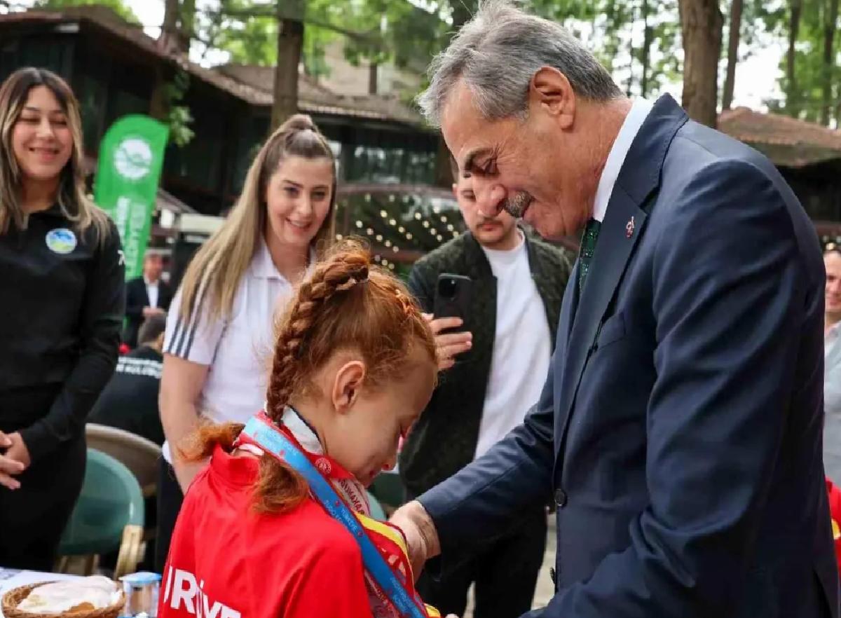 Sakarya Belediye Başkanı Yusuf Alemdar, Gençlik ve Spor Bayramı’nda Atletlerle Bir Ortaya Geldi