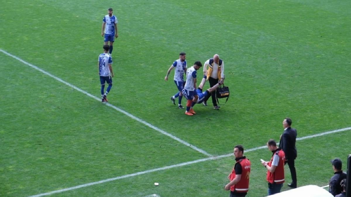 Sakatlanan oyuncu, karga tulumba saha kenarına taşındı