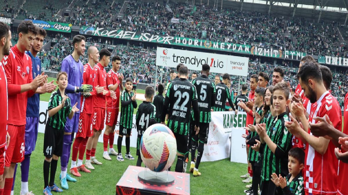 Şampiyon Kocaelispor, son maçında alkışlarla karşılandı