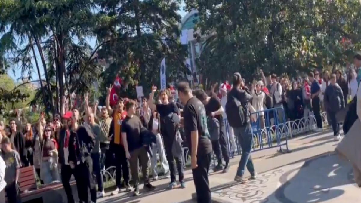 Saraçhane’de toplanan göstericiler cübbeli sarıklı yaşlı adama saldırdı