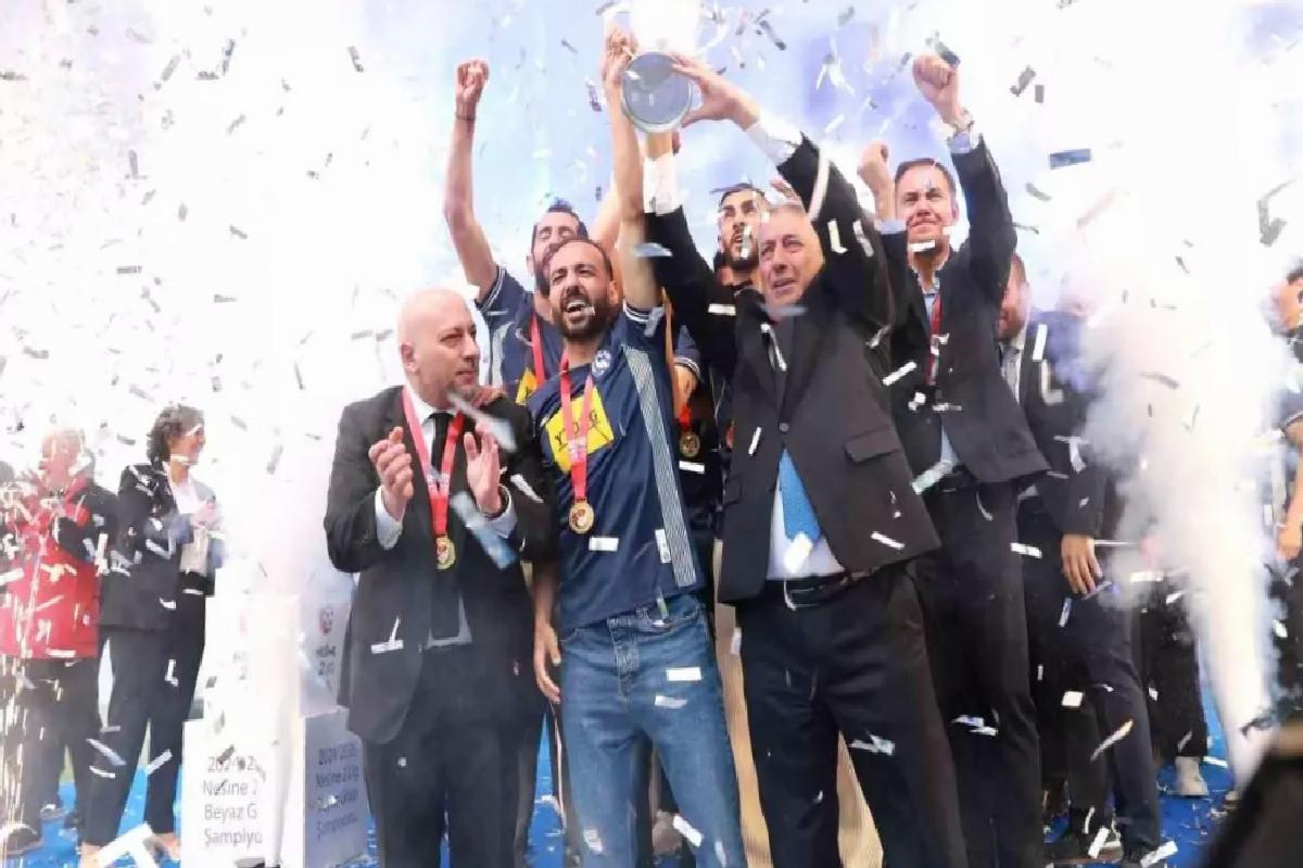 Sarıyer Şampiyonluk Kupasını Aldı
