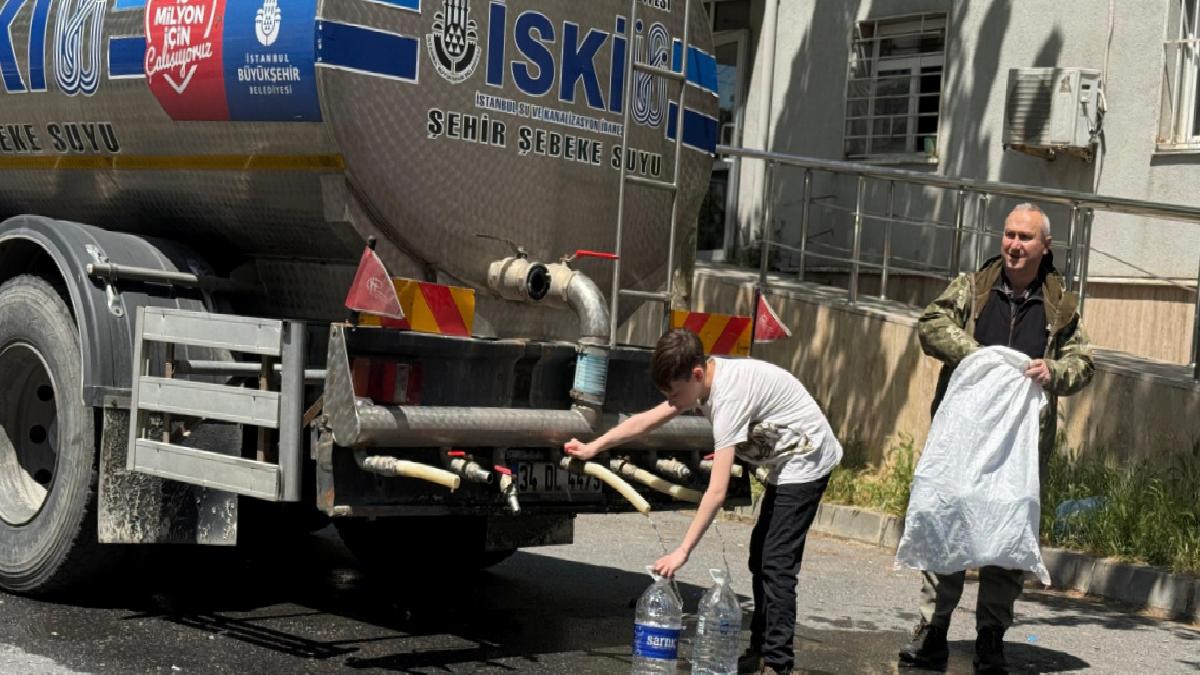 Sarıyer’de belediye tankerle su dağıttı: Bidonlarla konutlara su taşıdılar