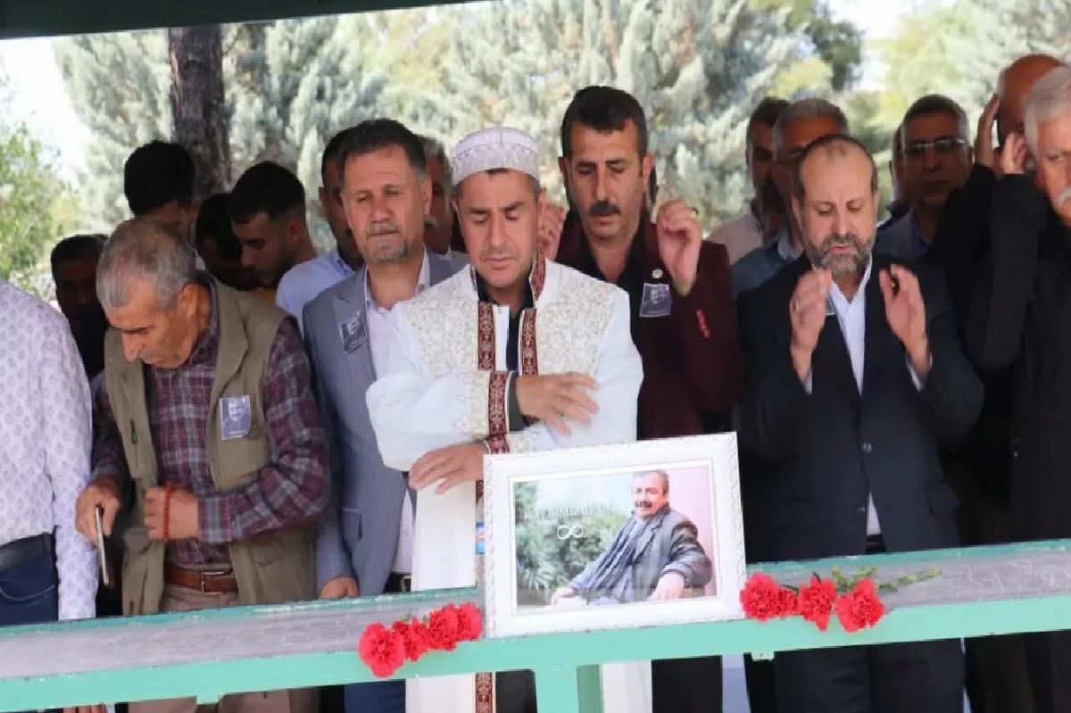 Sırrı Süreyya Başkan için gıyabi cenaze namazı