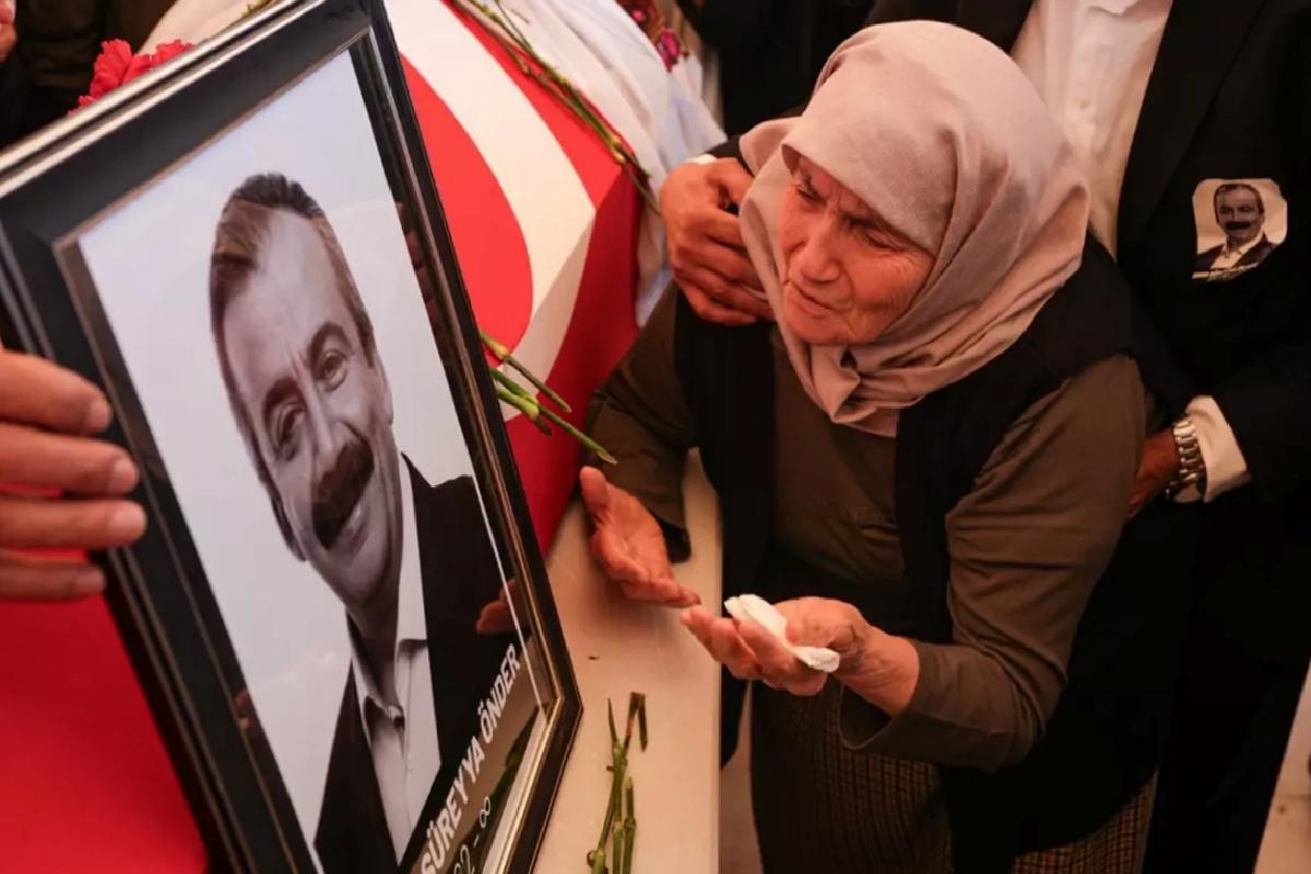 Sırrı Süreyya Öncü’nün annesi tabuta sarılıp ağıt yaktı