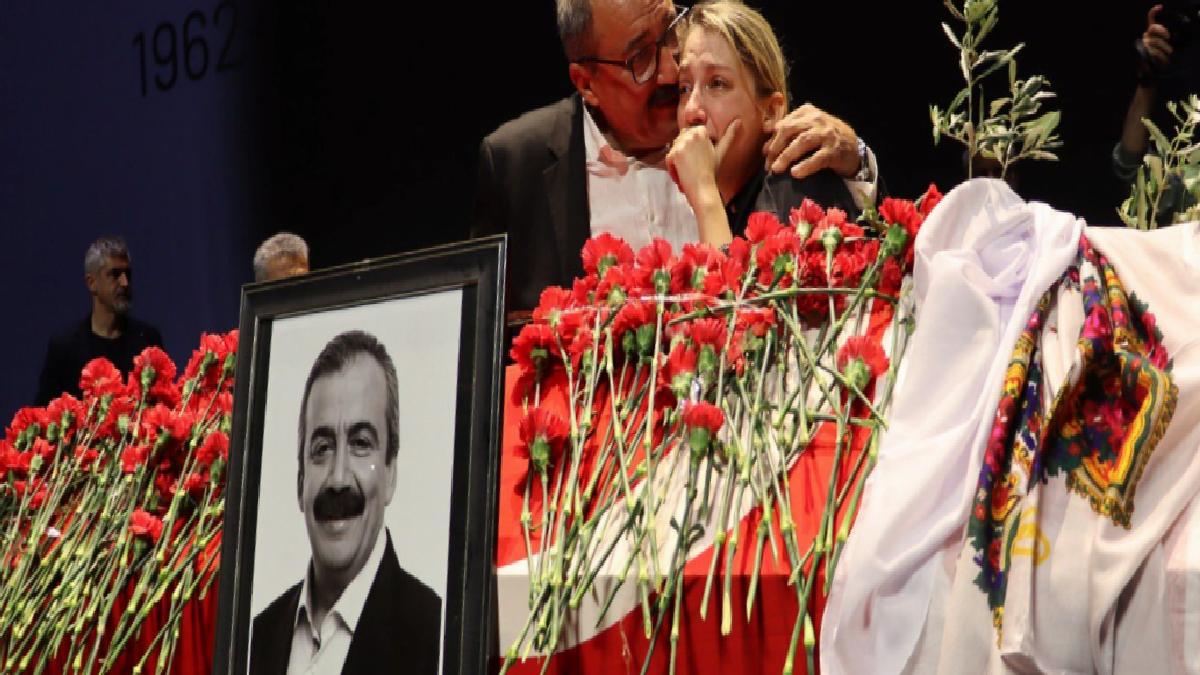 Sırrı Süreyya Öncü’nün kızı gözyaşlarına boğuldu