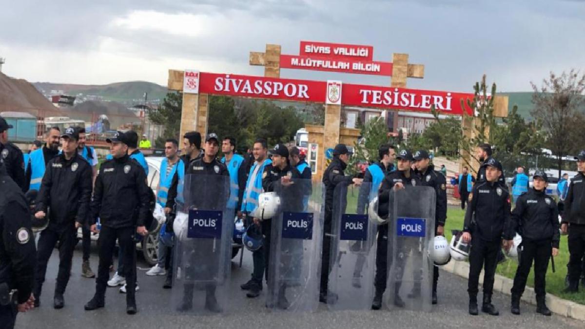 Sivasspor taraftarından tesislerin önünde protesto