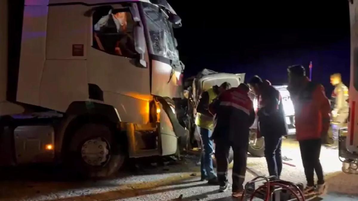 Sivas’ta Tır-Pikap Çarpışması: 1 Meyyit