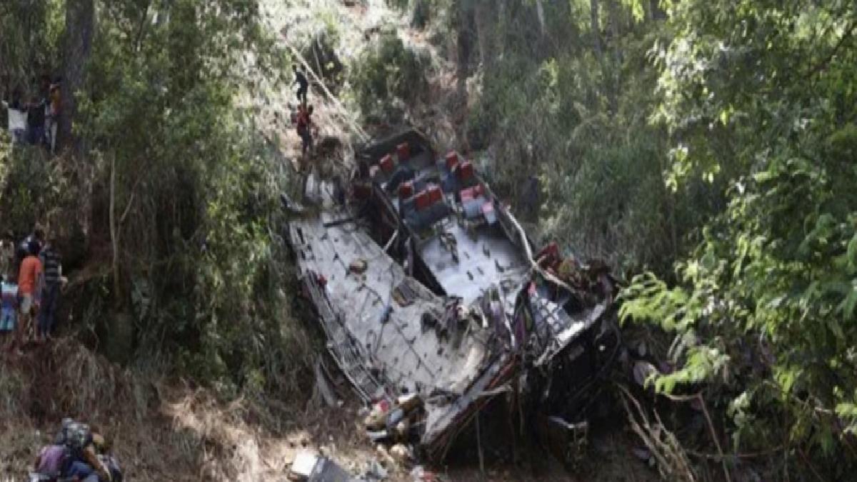 Sri Lanka’da yolcu otobüsü uçuruma yuvarlandı: 21 meyyit