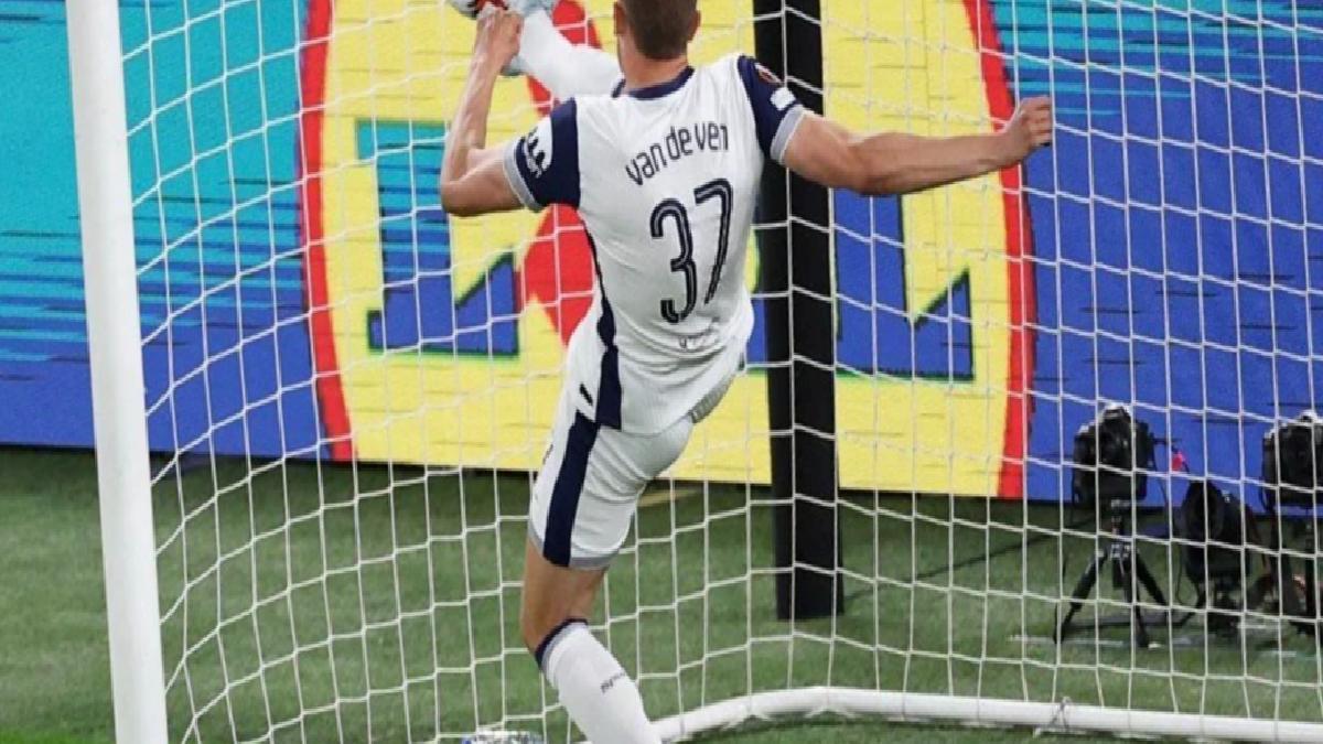 Taraftarlar gol diye ayağa kalkmıştı: UEFA Avrupa Ligi finalinde kupaya uzanan müdahale