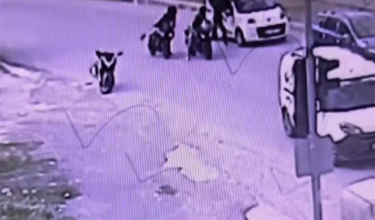 Tarsus’ta Motosikletli Şoför Kaskla Araca Saldırdı