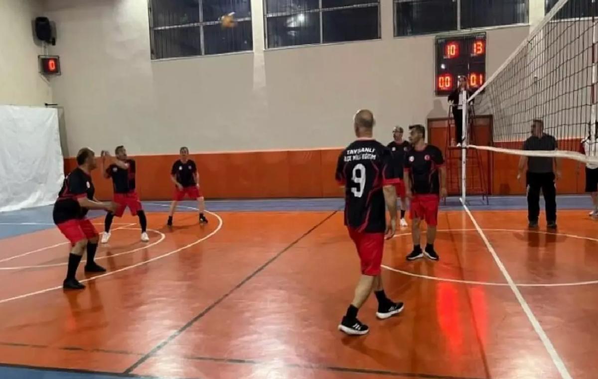 Tavşanlı’da Öğretmenler Ortası Voleybol Heyecanı