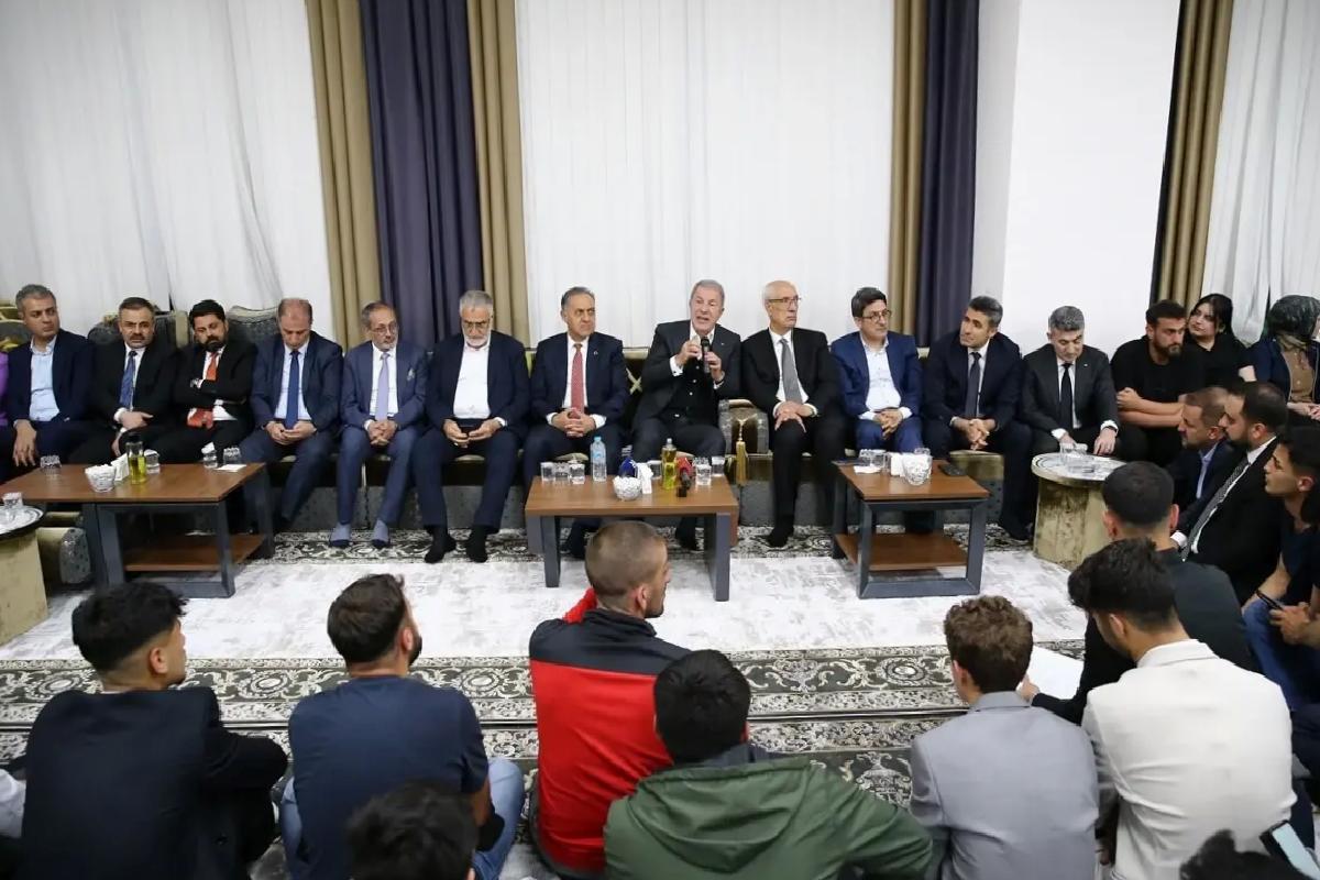 TBMM Milli Savunma Komisyonu Başkanı Akar, Bingöl’de gençlerle bir ortaya geldi Açıklaması