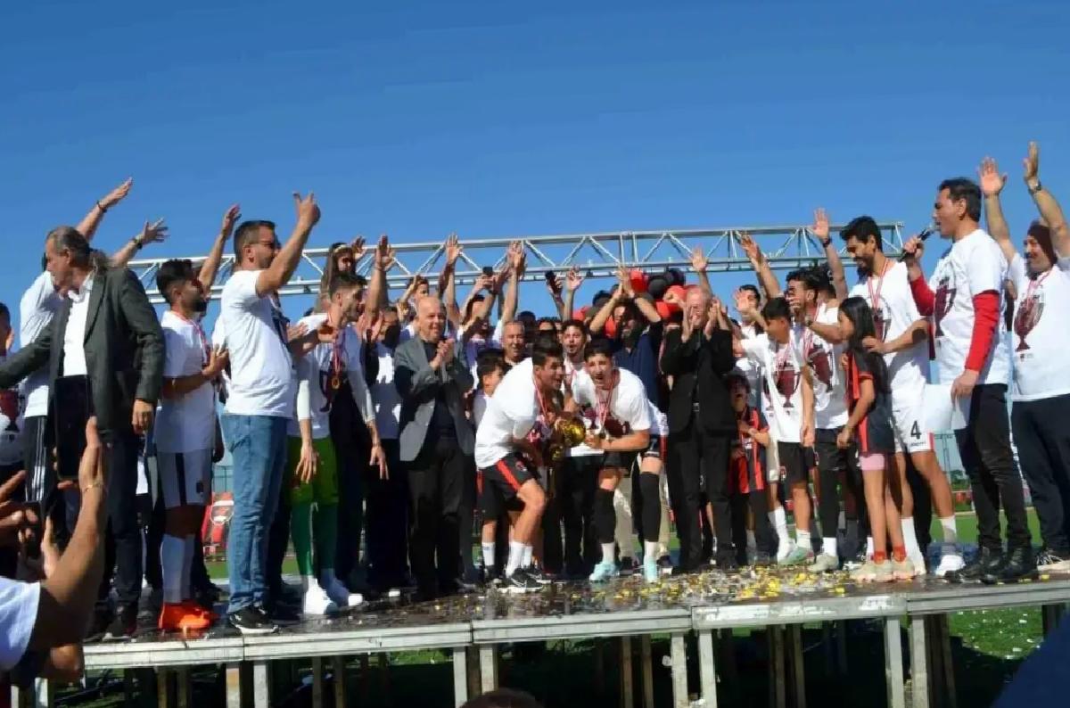 TFF 3. Lig’e yükselen Denizli İdmanyurdu şampiyonluk kupasını kaldırdı