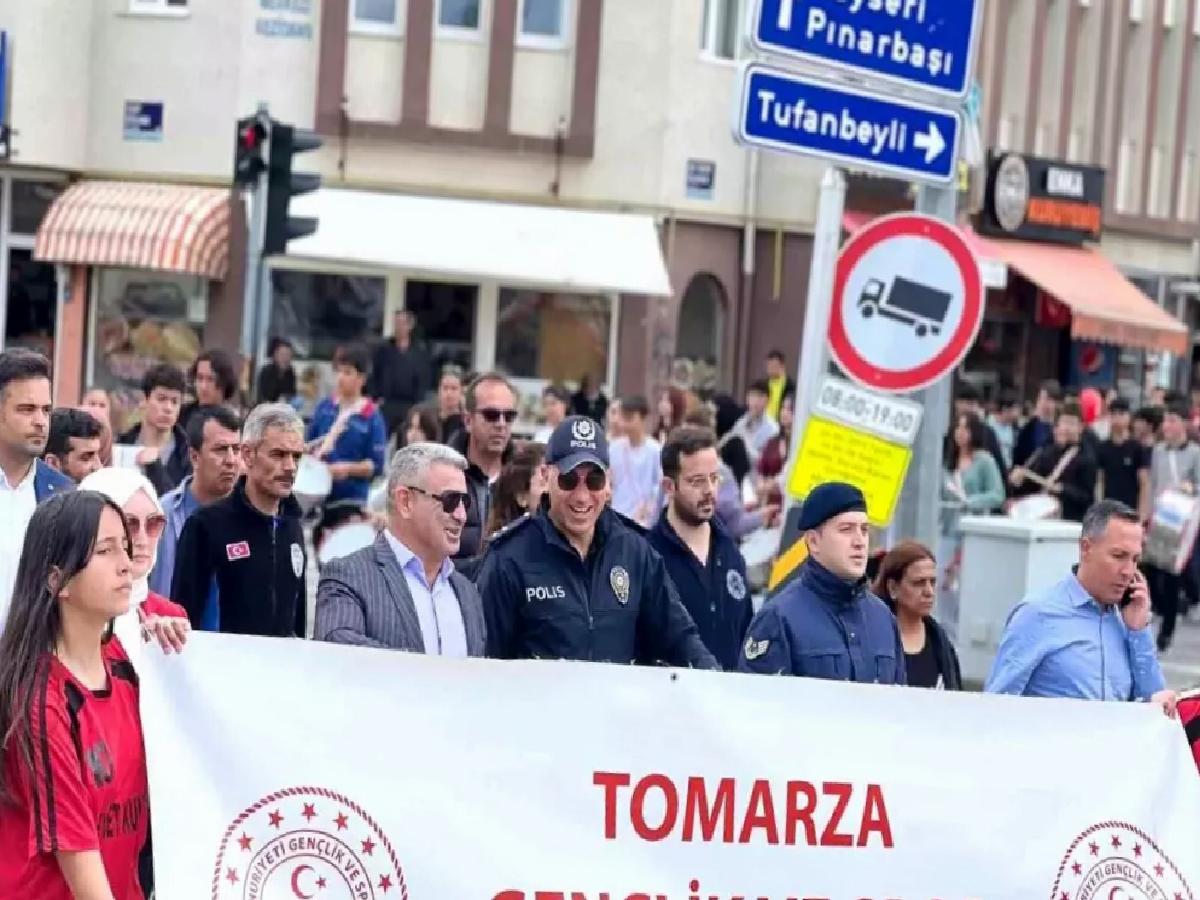Tomarza’da Gençlik Yürüyüşü Düzenlendi