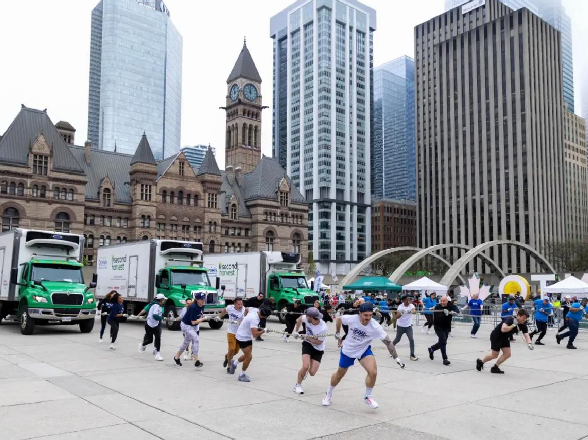Toronto’da Besin İçin Kamyon Çekme Müsabakası