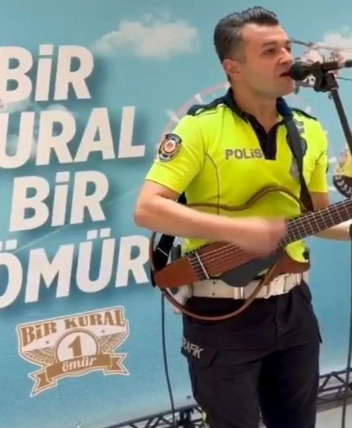 Trafik Polisi Müzikle Farkındalık Yarattı