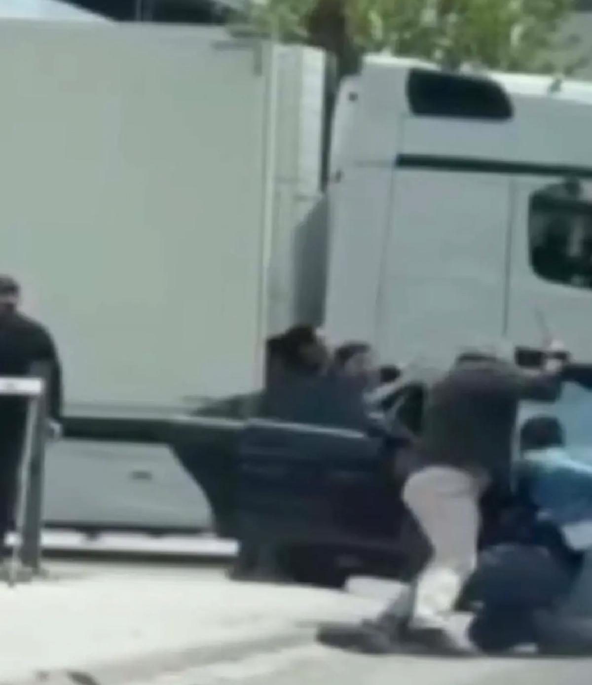 Trafikte Tartışma: Satırla Hücum