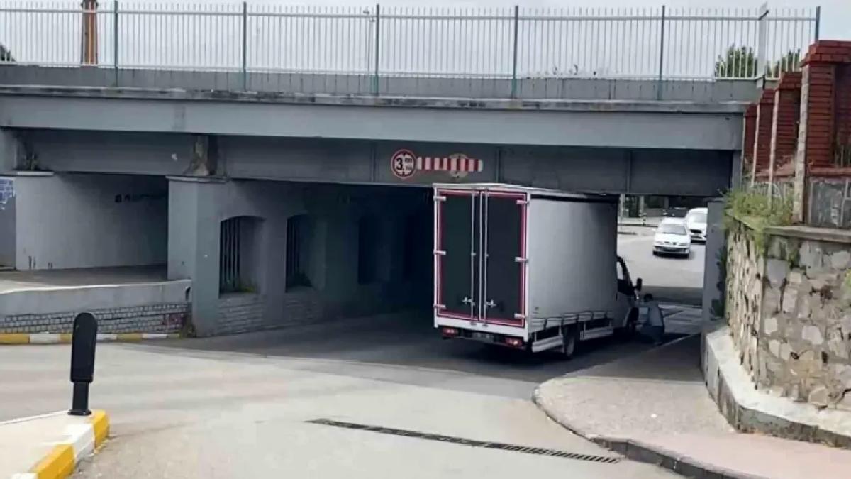 Tren Yolu Alt Geçidinde Araç Sıkıştı