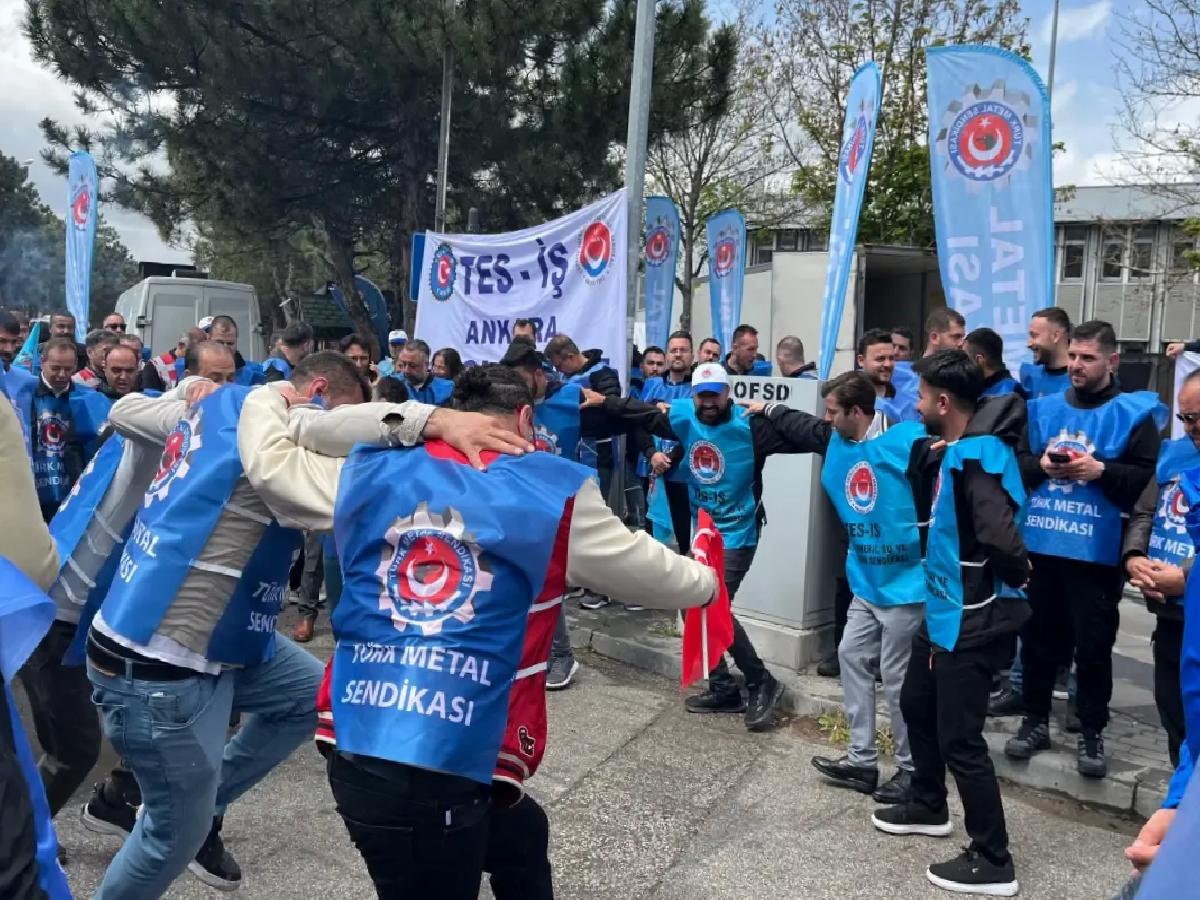 TÜRK-İŞ, 1 Mayıs’ı Hazine Bakanlığı Önünde Kutladı