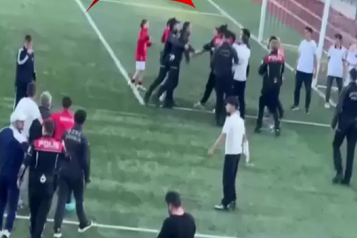 U-15 Futbol Ligi şampiyonluk maçında ortalık karıştı! Polis alana indi