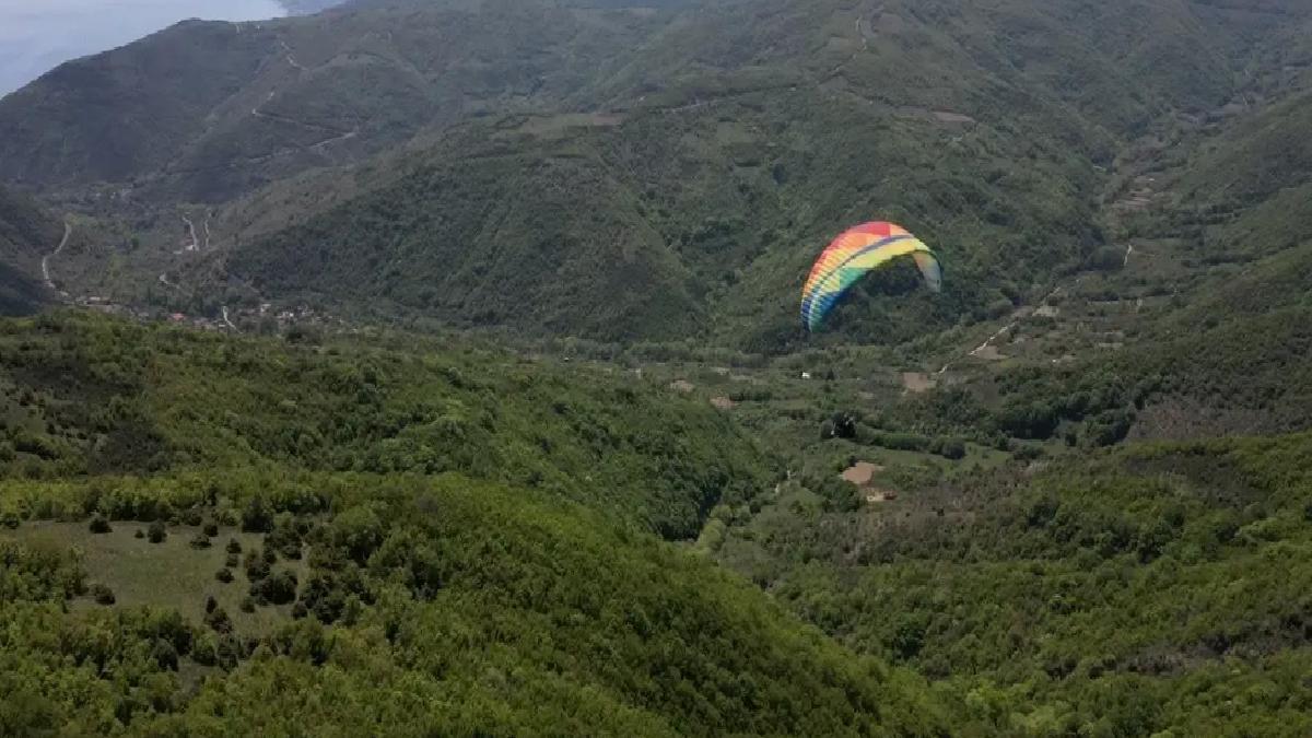 Uçmakdere’de Yamaç Paraşütü Keyfi