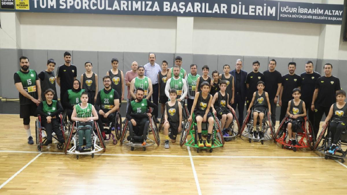 Uğur İbrahim Altay tekerlekli sandalyeye oturdu, engelli basketçilerle maç yaptı
