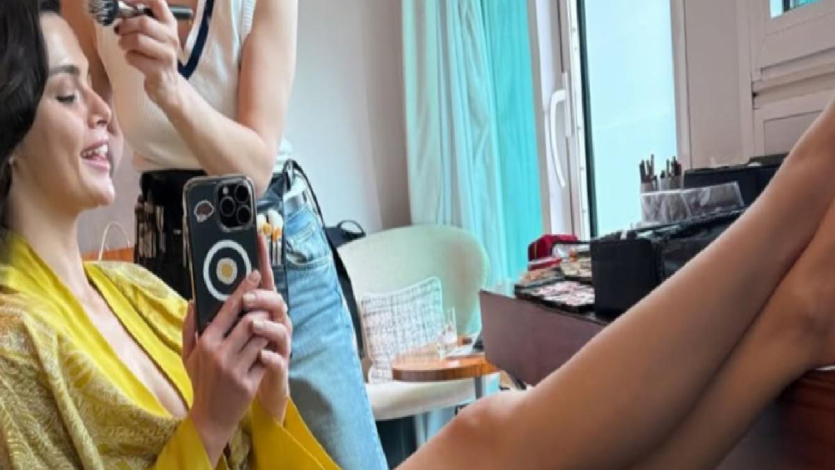 Uzak Kent’in Alya’sı Sinem Ünsal Cannes’a gitti! Elbisesi toplumsal medyada çok konuşuldu