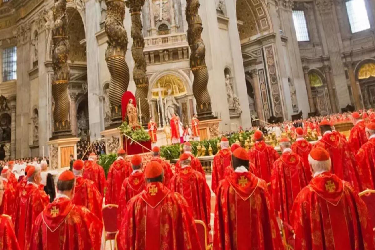 Vatikan’da papalık yarışı! Dış dünya ile bağlantı kesildi, sonuçlar dumanla ilan edilecek