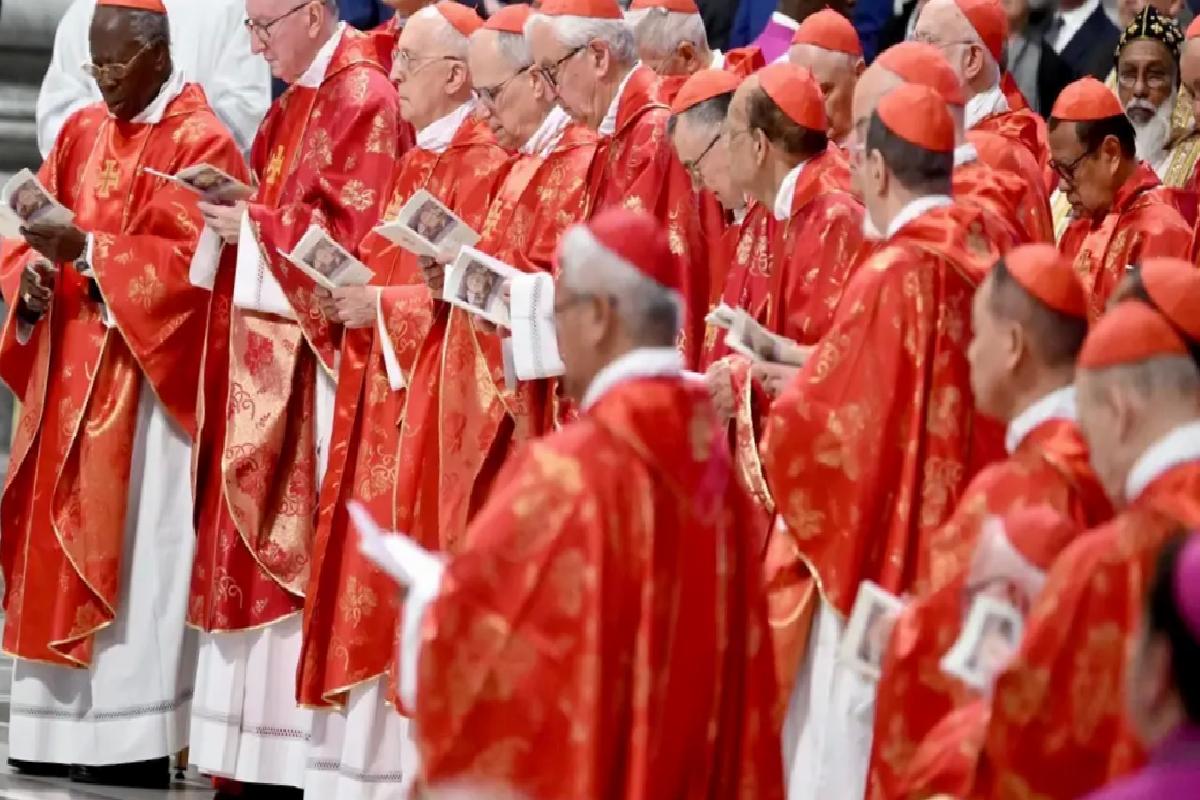 Vatikan’da yeni papa birinci cinste seçilemedi. Sistine Şapeli’nin bacasından siyah duman çıktı.