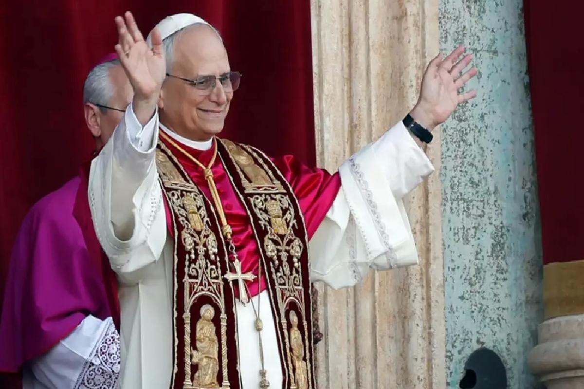 Vatikan’da yeni Papa halkı selamladı