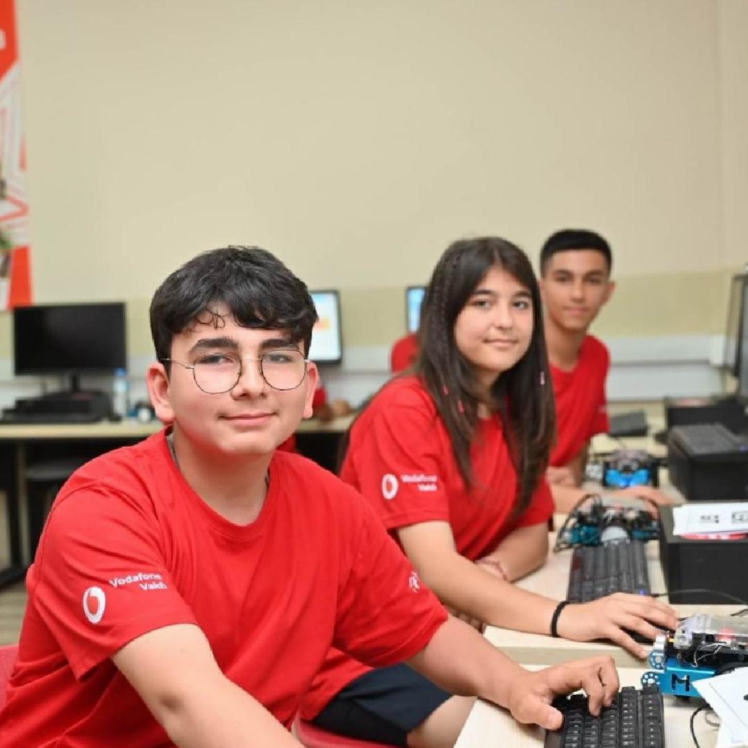 Vodafone Vakfı’nın “Yapay Zekâ Yıldızları” projesinde yeni gaye 55 bin öğrenciye ulaşmak