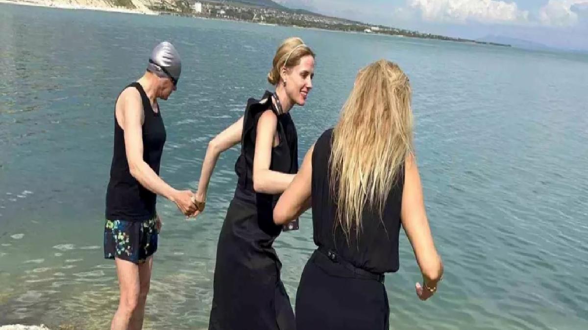 Wilma Elles ve Tuğba Özay, Van Gölü’ne Girdi