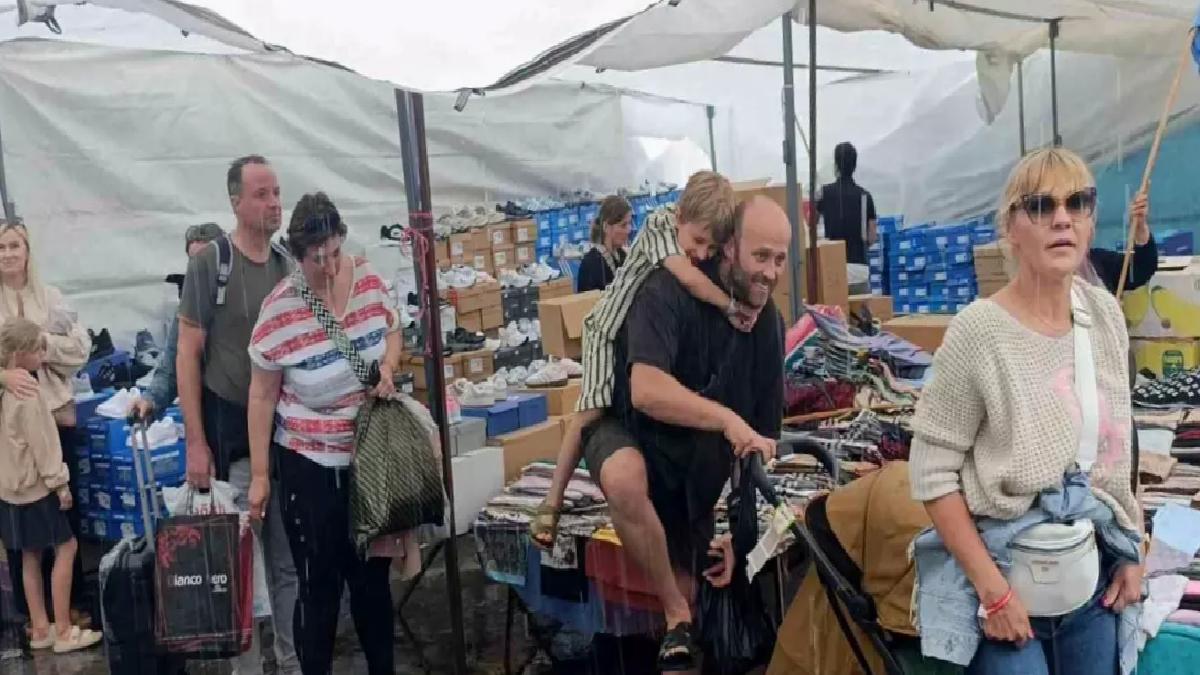 Yağmura Karşın Turistlerin Pazar Keyfi
