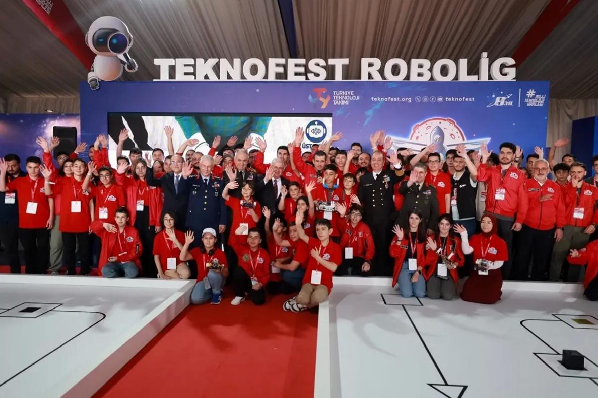 Yaşar Güler TEKNOFEST’te Gençlerle Bir Ortaya Geldi
