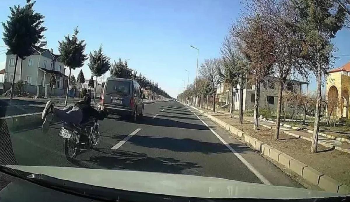 Yatarak Motosiklet Süren Şoför Yakalandı
