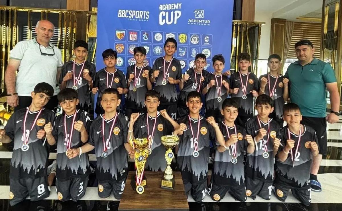 Yıldızkent Spor, Antalya’dan İkili Kupa ile Döndü