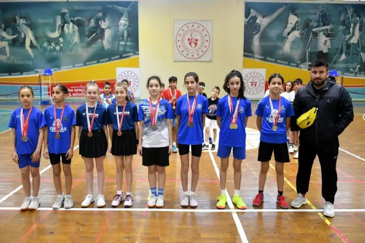 Yunusemre Belediyespor Badminton Ekibi Vilayet Birinciliği’ni Dorukta Tamamladı